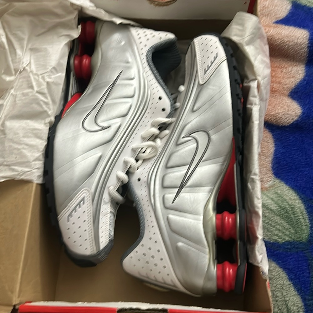 Men’s Nike shox R4.